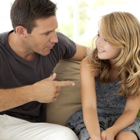Tatăl stă de vorbă cu fiica lui și îi explică că ea este cea mai importantă