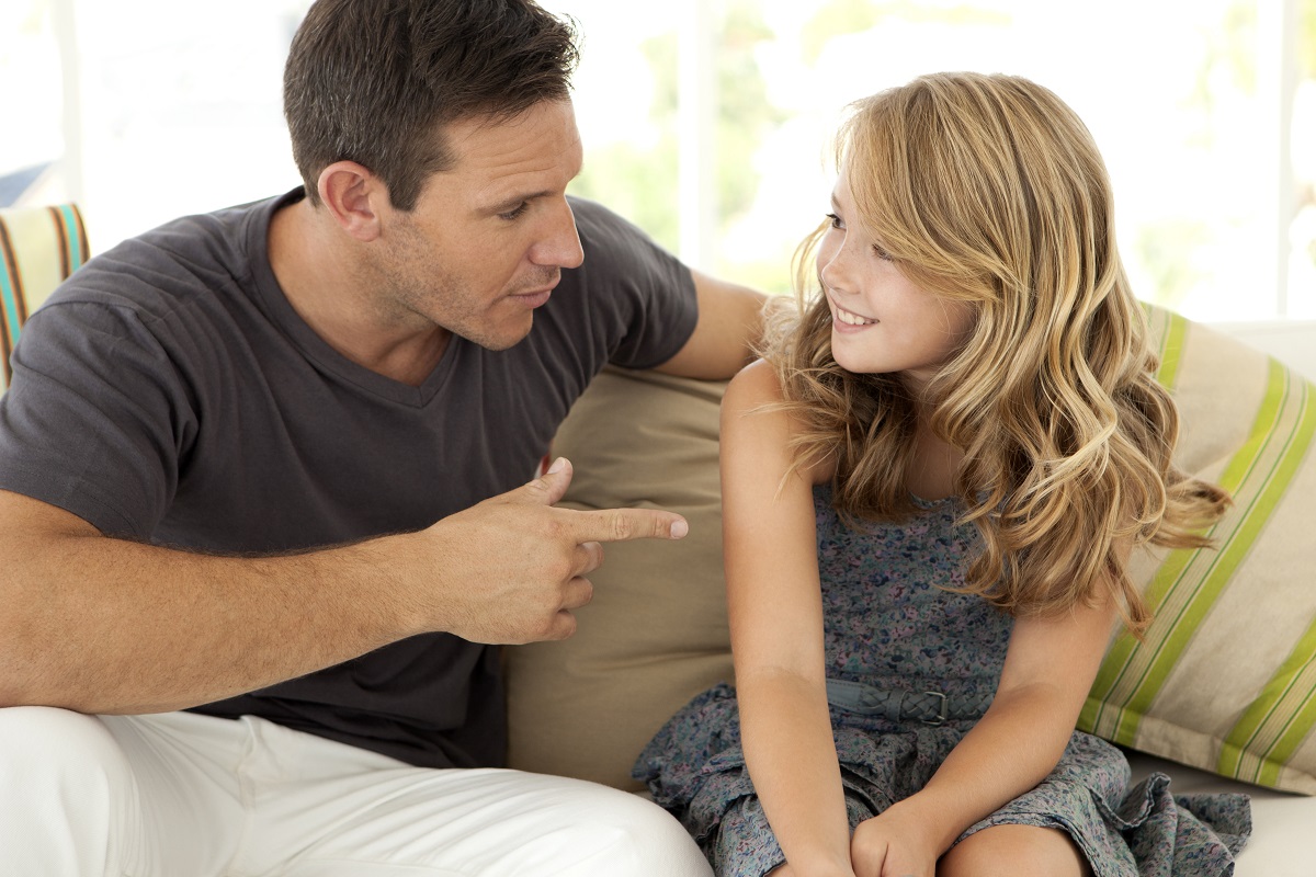 Tatăl stă de vorbă cu fiica lui și îi explică că ea este cea mai importantă