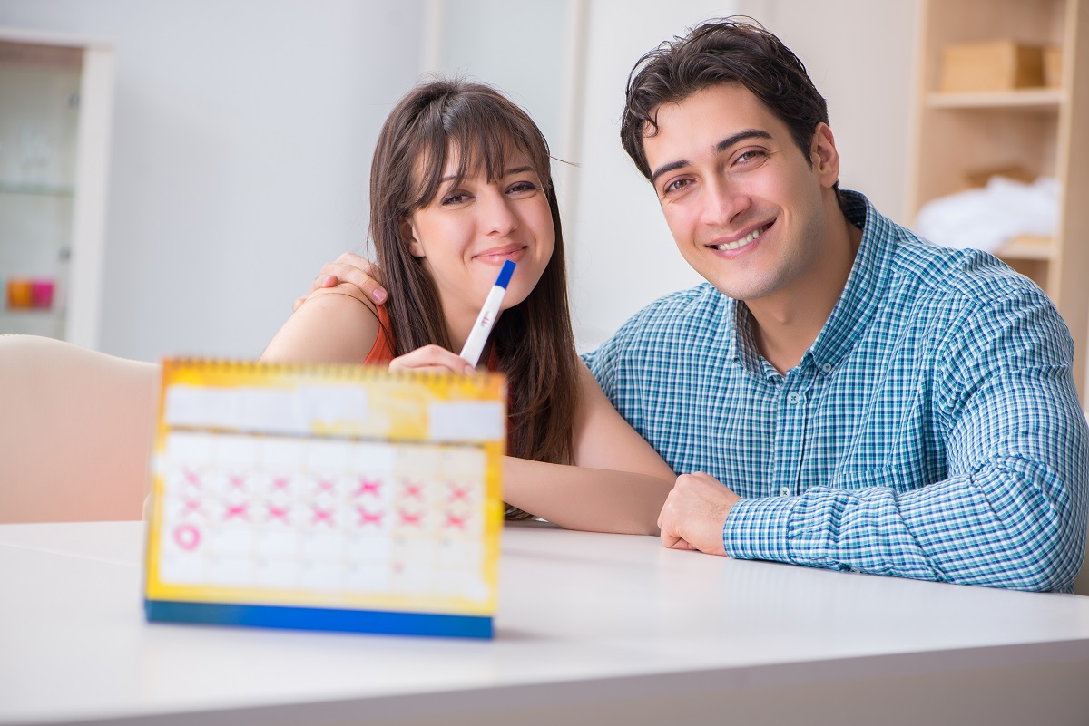 Cuplu fericit anunță sarcina cu ajutorul unui test de sarcină