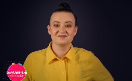Roxana Blenche, într-o cămașă galbenă la DePărinți.ro