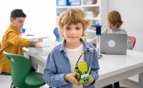 Băiețel își prezintă robotul construit cu ajutorul activităților STEM