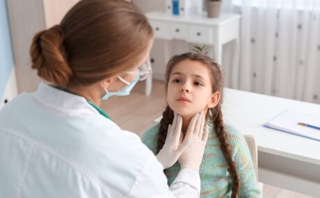 Fetiță este consultată de medic