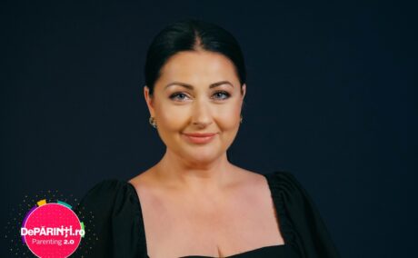 Gabriela Cristea, zâmbitoare, machiată și coafată, la DePărinți.ro