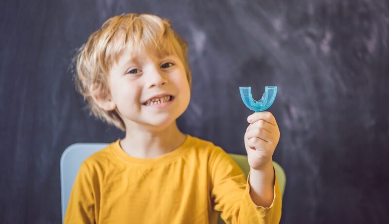 Ce este trainerul dentar: beneficii pentru dinții copiilor