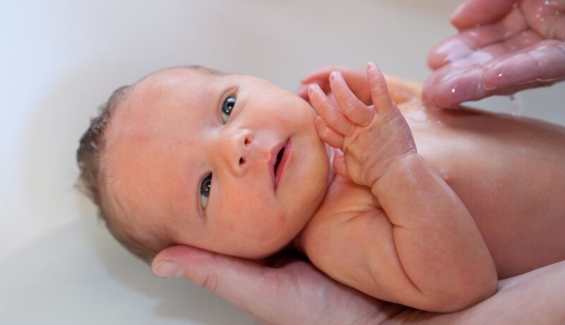 Cum îi faci baie nou-născutului