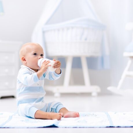 Studiu: laptele formulă nu oferă beneficii nutriționale copiilor