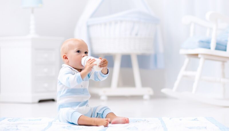 Studiu: laptele formulă nu oferă beneficii nutriționale copiilor