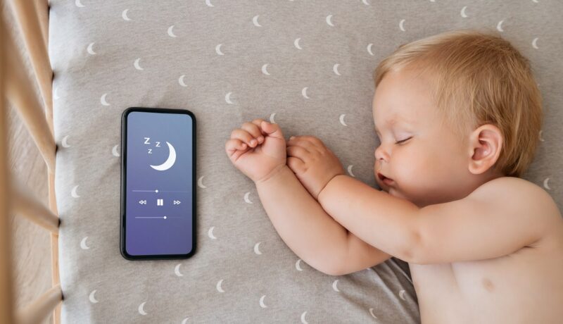 Dispozitivele de sunete pentru adormit copiii: Ce pericole ascund și cum să protejezi auzul micuțului
