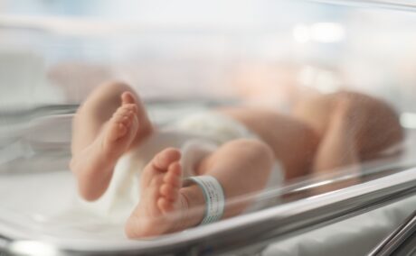 Un bebeluș nou născut la maternitate