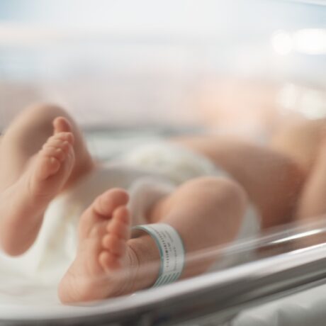Un bebeluș nou născut la maternitate