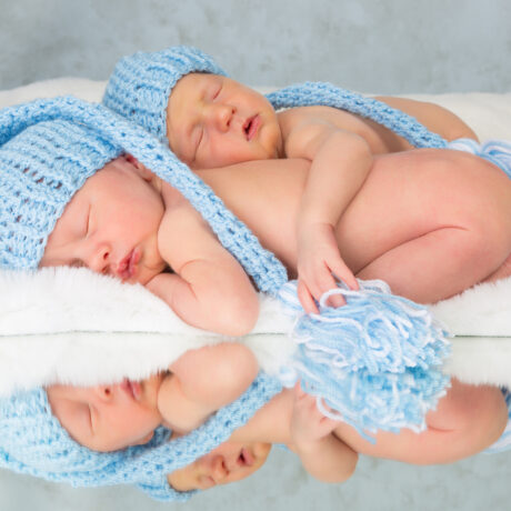 Patru bebeluși nou născuți fotografiați în haine albastre