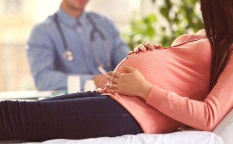 Femeie gravidă se află în cabinetul medicului pentru consult