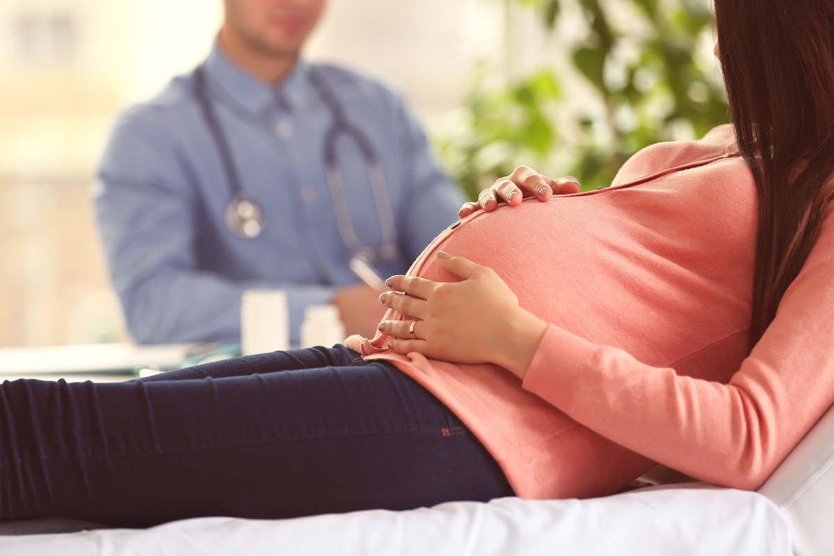Femeie gravidă se află în cabinetul medicului pentru consult