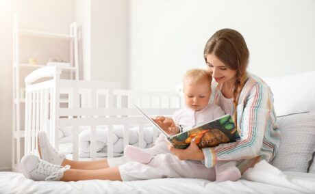 Mama îi citește bebelușului dintr-o carte