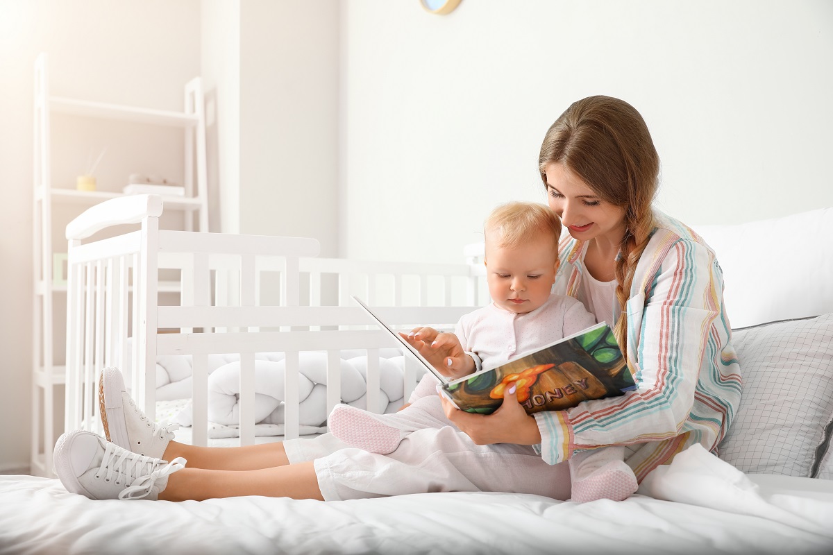 Mama îi citește bebelușului dintr-o carte
