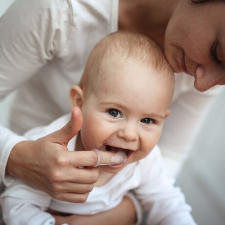Sindromul dentiției la bebeluși: când începe și cum îl poți ajuta să treacă mai ușor peste