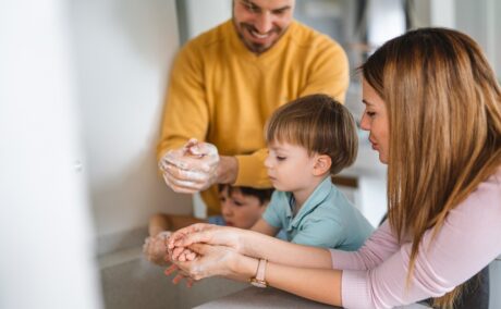 Mama, tata și copilul se spală pe mâini