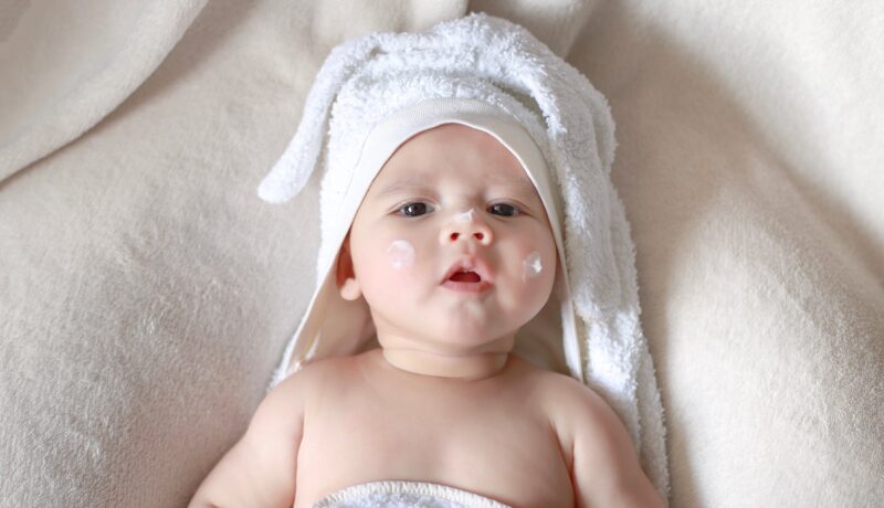 Pielea uscată la bebeluși: care sunt cauzele și cum o poți îngriji