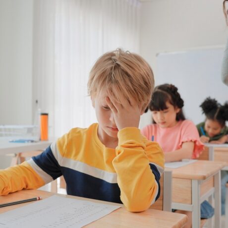Anxietatea școlară: cum îl ajuți pe copil să o depășească