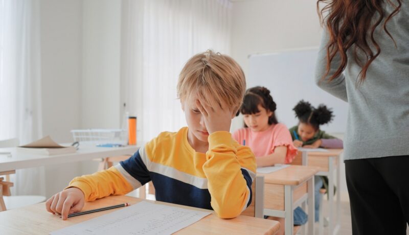 Anxietatea școlară: cum îl ajuți pe copil să o depășească