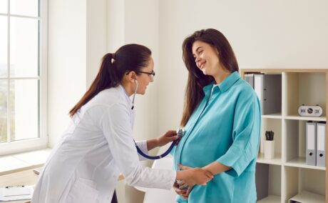 Gravidă este consultată de medic