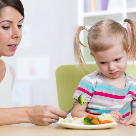 Fetița nu vrea să mănânce mâncarea pe care i-o oferă mama