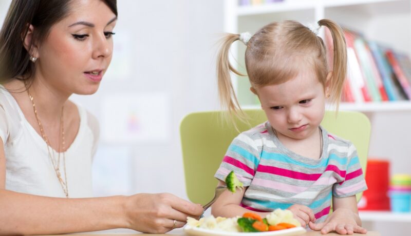 10 cele mai mari greșeli de alimentație pe care le fac părinții