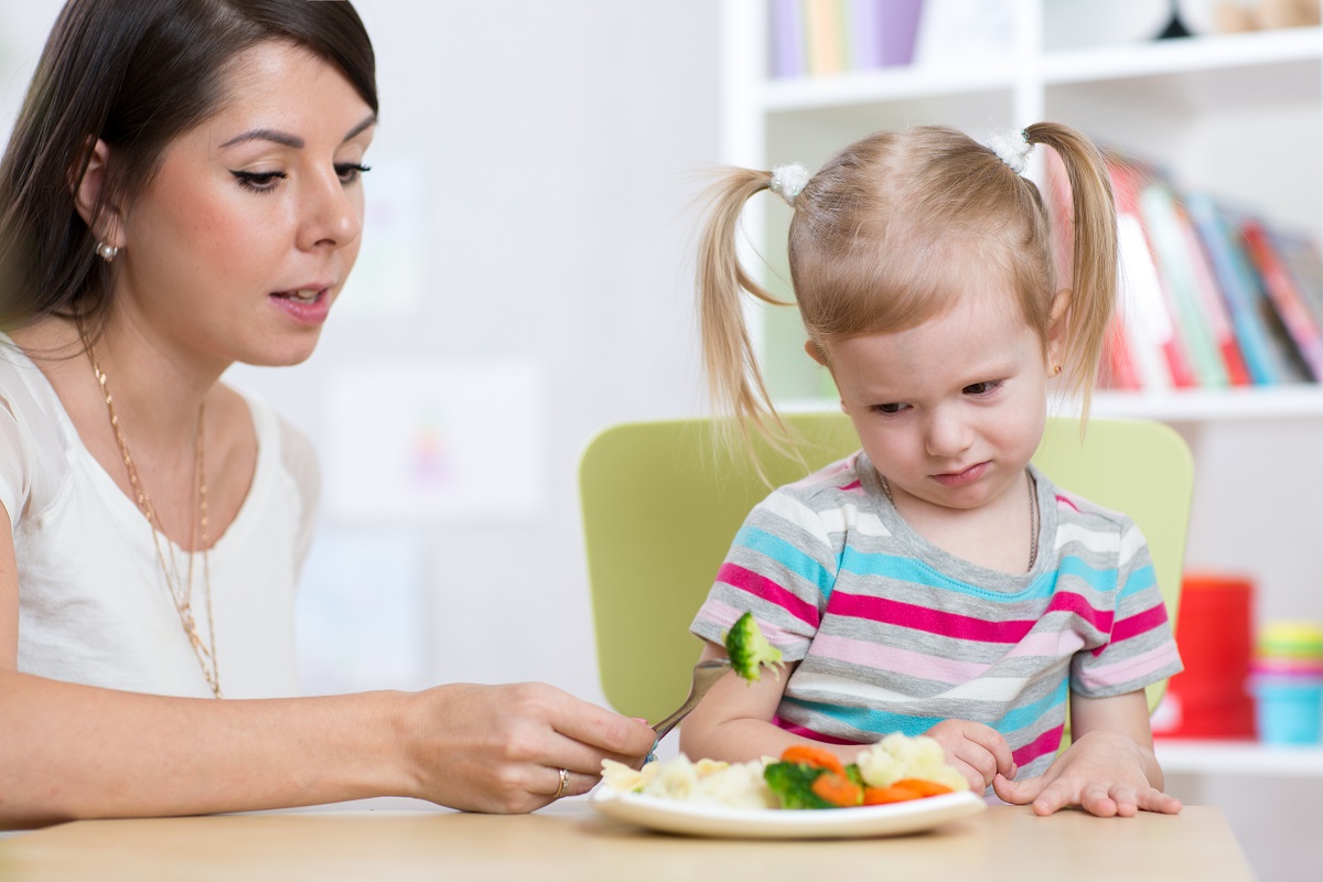 Fetița nu vrea să mănânce mâncarea pe care i-o oferă mama