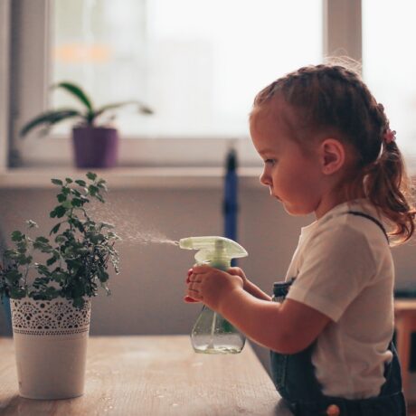 Fetița care udă planta