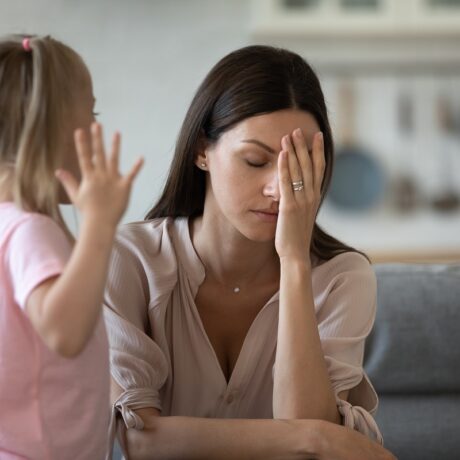 Fetița care vorbește cu mama ei obosită
