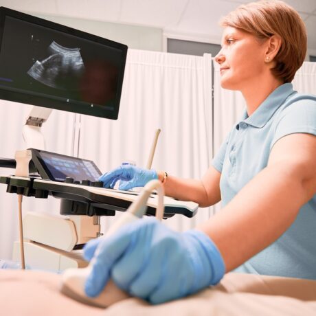 Medic face o ecografie abdominală