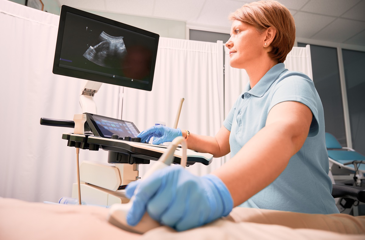 Medic face o ecografie abdominală
