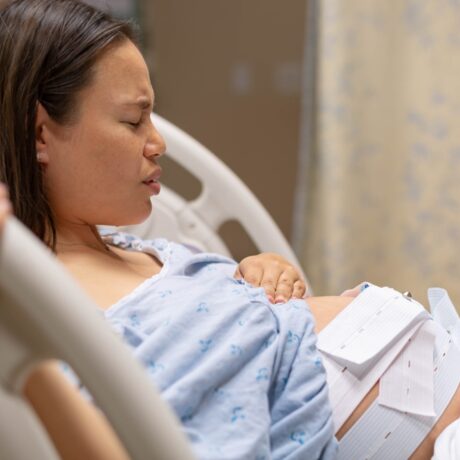 Femeie însărcinată pe patul de spital se pregătește să nască