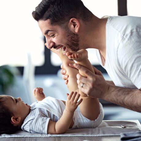 Conexiunea tatălui cu bebelușul: sfaturi pentru a crea un atașament profund