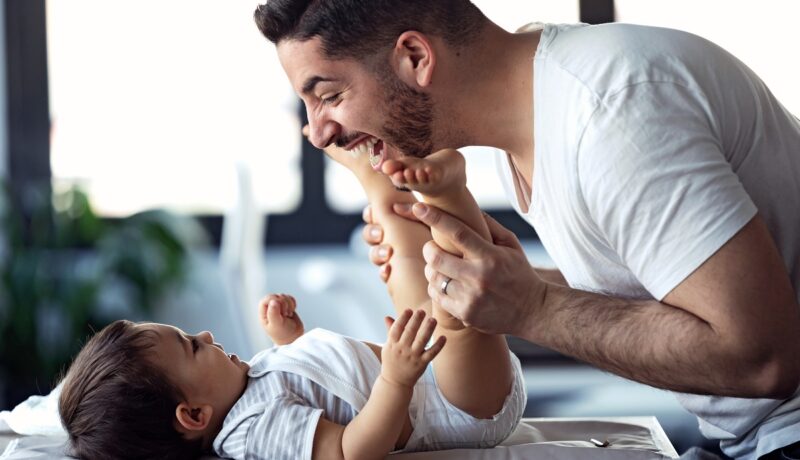Conexiunea tatălui cu bebelușul: sfaturi pentru a crea un atașament profund