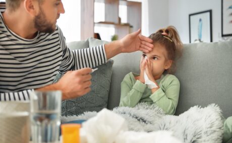 Tatăl îi verifică fetiței care este bolnavă temperatura/Shutterstock