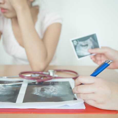 Imagini ecografie sarcină, mâinile doctorului și viitoarea mămică