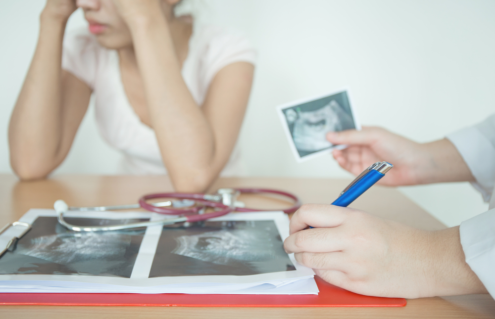 Imagini ecografie sarcină, mâinile doctorului și viitoarea mămică