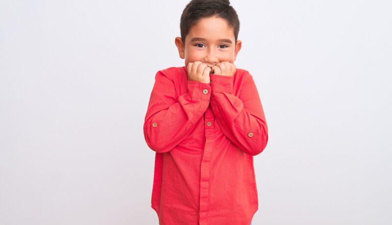 De ce bagă copilul tricoul în gură: care sunt cauzele și cum îl poți ajuta
