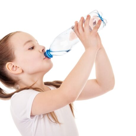 Fetiță bea apă din sticlă