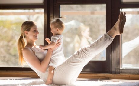 Mama face exerciții fizice cu bebelușul în brațe