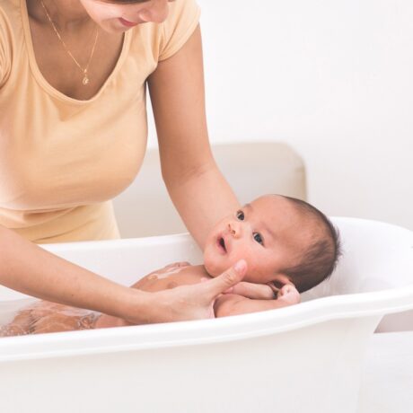 Cât de des ar trebui să-i faci baie nou-născutului