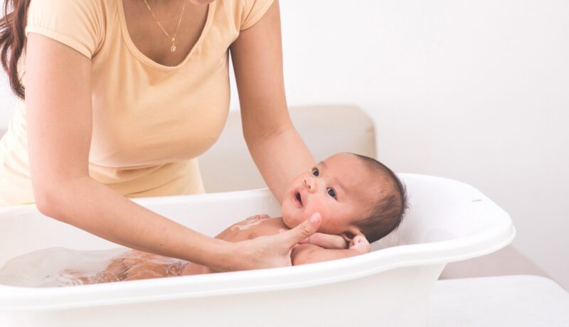 Cât de des ar trebui să-i faci baie nou-născutului