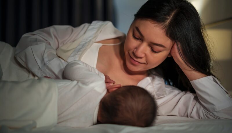 5 metode care te pot ajuta să nu mai adormi bebelușul la sân