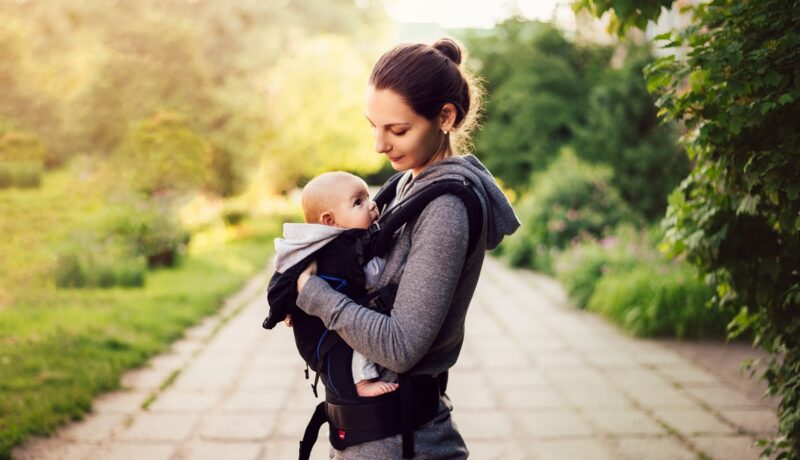 Sistemele de purtat bebelușul: beneficii și siguranță