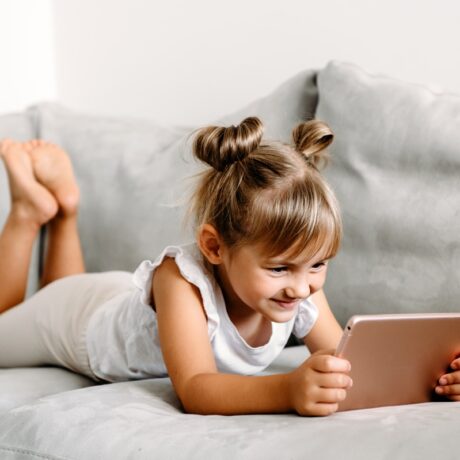 Cât de nociv este timpul petrecut de copilul tău în fața ecranelor. Pericolul pe care nu ar trebui să-l ignori