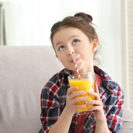 Creșterea în greutate la copii ar putea fi legată de consumul de sucuri. Ce spun cele mai recente studii ale specialiștilor