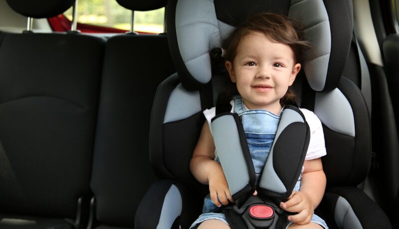De la ce vârstă poate să stea copilul pe scaunul din față al mașinii