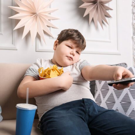 Cum poate fi prevenită obezitatea infantilă. Ce spun specialiștii