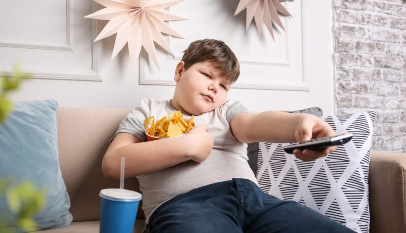 Cum poate fi prevenită obezitatea infantilă. Ce spun specialiștii